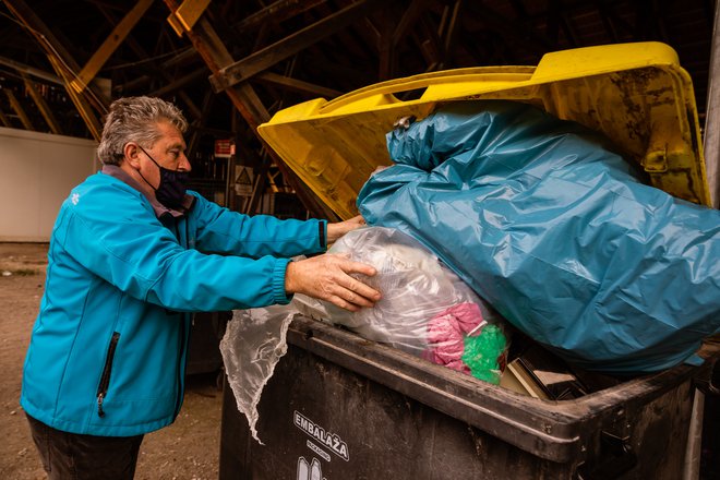 Kdo bo še sortiral odpadke? FOTO: Črt Piksi