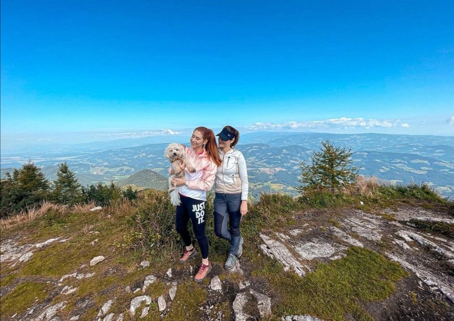 Fotografija: Eva (na fotografiji s sestro) je vesela selitve v Ljubljano. Še bolj pa, da je našla stanovanje, v katerem je dobrodošel tudi njen kuža.