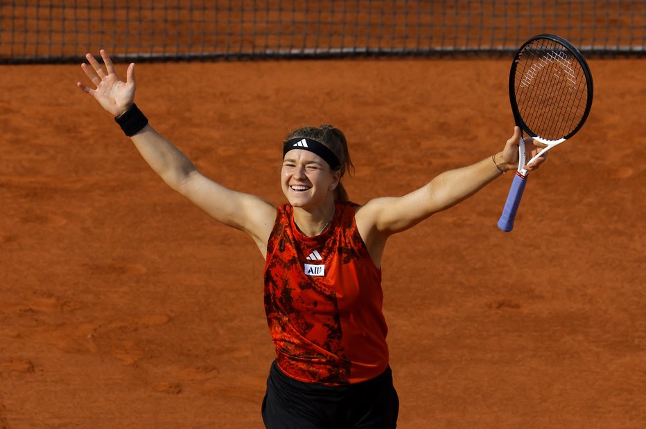 Fotografija: Veselju Karoline Muchove ob uvrstitvi v pariški finale ni bilo konca. FOTO: Clodagh Kilcoyne/Reuters