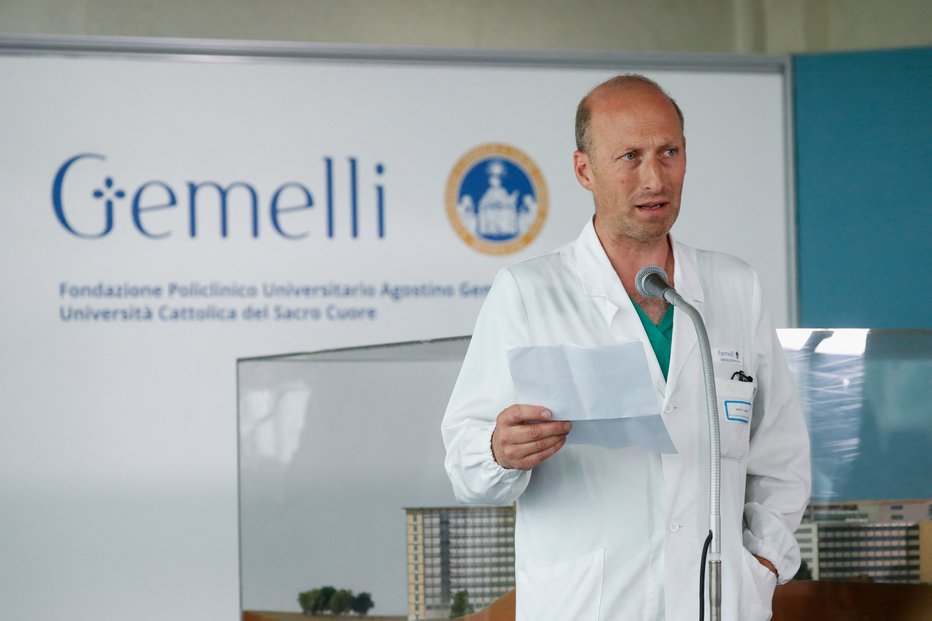 Fotografija: Professor Sergio Alfieri speaks to the media at the Gemelli Hospital where Pope Francis is hospitalised for surgery on his abdomen, in Rome, Italy, June 10, 2023. REUTERS/Remo Casilli FOTO: Remo Casilli Reuters