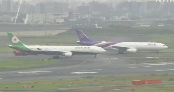 Fotografija: Incident naj bi se zgodil okoli 11. ure po lokalnem času, v njem pa sta bila udeležena letalo družbe Thai Airways in letalo tajvanske družbe EVA Air. FOTO: Zaslonski Posnetek/tviter