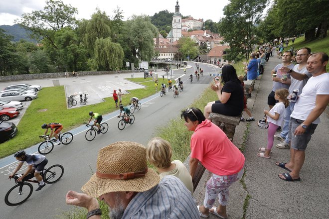 Samo na maratonu Franja imajo ljubiteljski kolesarji enako navijaško podporo kot profesionalci. FOTO: Jože Suhadolnik