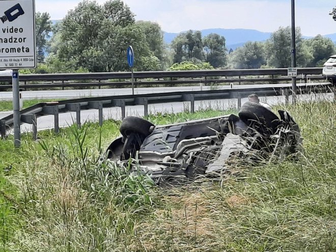 Avto je prevrnjen na streho. FOTO: Bralka