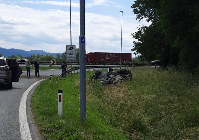 Avto je prevrnjen na streho. FOTO: Bralka