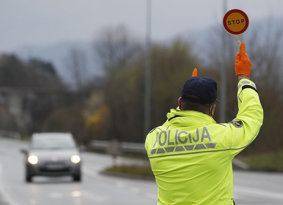 Fotografija: Očitajo mu več prekrškov iz področja varnosti cestnega prometa. Fotografija je simbolična. FOTO: Leon Vidic, Delo