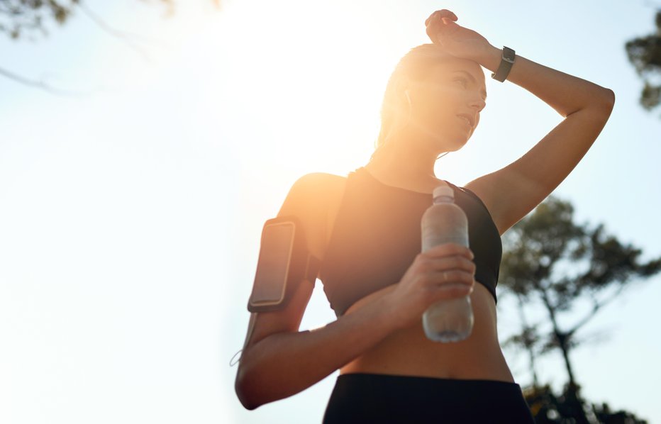 Fotografija: V primeru močnega potenja ali visokih zunanjih temperatur popijemo več. FOTO: Getty Images/iStockphoto