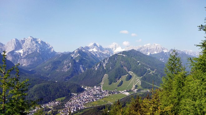 Kranjska Gora je globoko spodaj.