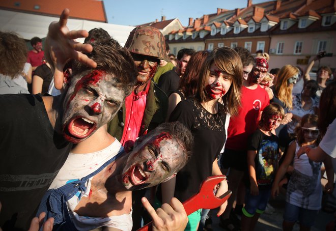 Festival bo tudi letos sklenila povorka zombijev. FOTO: Jure Eržen