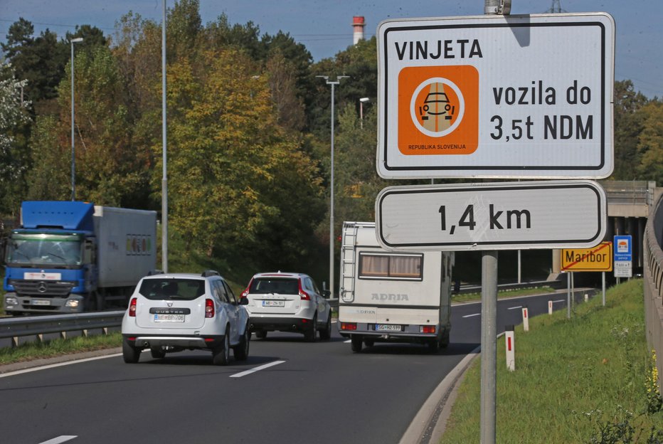 Fotografija: Predlog Darsa za podražitev vinjet je konec maja potrdila vlada. FOTO: Tadej Regent, Delo