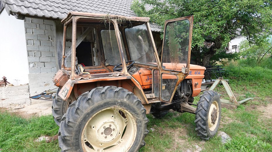 Fotografija: Traktor se je na brežini prevrnil in obstal na desnem boku. FOTO: Slavko Mirtič