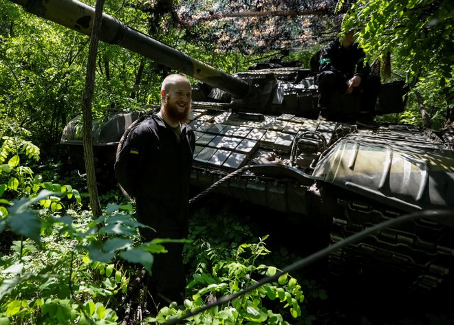 Strelivo in orožje ameriških in drugih zahodnih podjetij kljub sankcijam proti Moskvi še vedno prihajata v Rusijo in ju nato uporabljajo na bojiščih v Ukrajini. Glede na dokumente, na katere se sklicuje bruseljski spletni medij Politico, se med dobavitelji streliva pojavlja tudi ime slovenskega podjetja. FOTO: Stringer Reuters