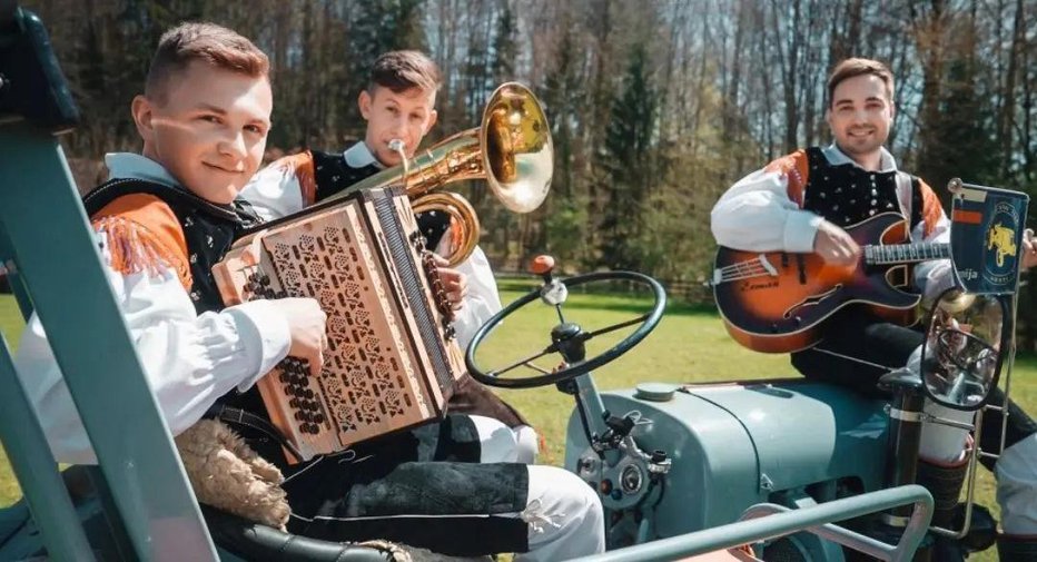 Fotografija: Na harmoniko igra Niko Armič, kitarist je Jan Rat, bas kitarist in baritonist pa Danijel Šart. FOTO: arhiv ansambla