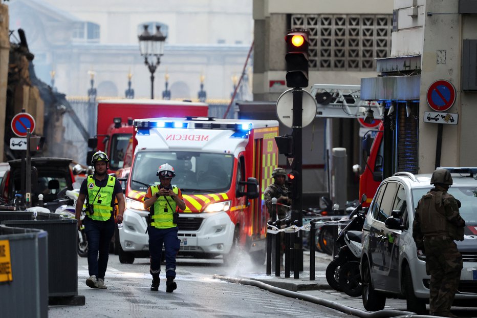 Fotografija: Reševalci so v sredo zvečer pod ruševinami še iskali dve pogrešani osebi, toda neuspešno.  FOTO: Stephanie Lecocq, Reuters