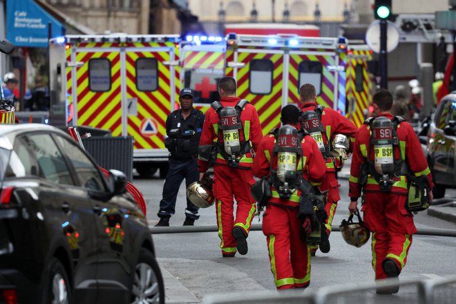 Posredovalo je 325 gasilcev. FOTO: Stephanie Lecocq Reuters