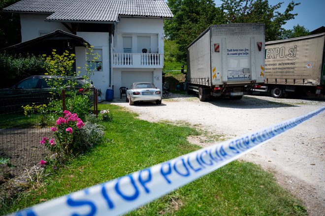 Policisti so tudi včeraj po več krajih opravljali hišne preiskave v zvezi z dogodkom. FOTO: Mediaspeed 