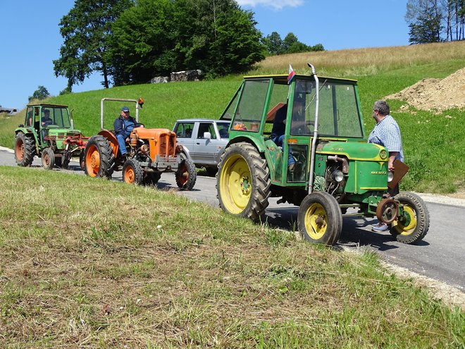 Trije starodobni traktorji, ki so še v vsakdanji uporabi. Prvi je Deutz Fahr D 18 iz leta 1956, oranžni je Fiat, zadnji pa je Deutz Fahr 4006 iz leta 1976. Lastnik prvega in zadnjega je Marko Cerar, ki ima doma v Gradišču pri Lukovici tudi sadjarski muzej Tepka (ekološka kmetija Pr' Matet).