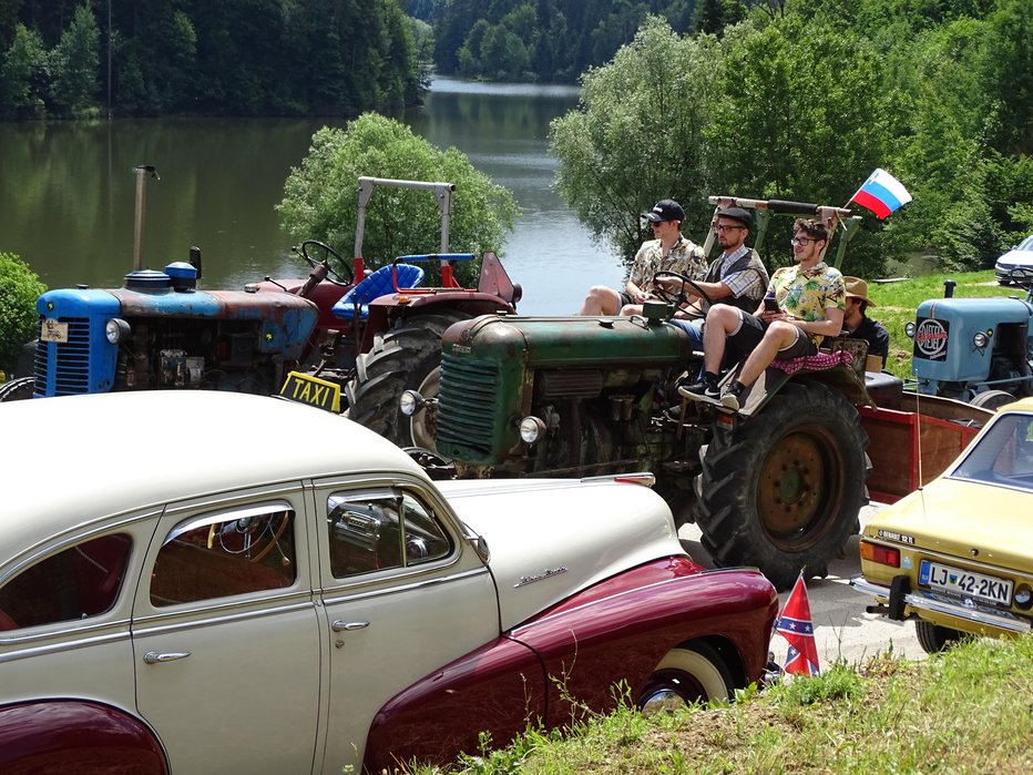 Fotografija: Maj Mohar je s prijatelji pripeljal steyrja 182, letnik 1959. Za pot do Gradiškega jezera so iz Hotiča po lokalnih cestah potrebovali dve uri. FOTOGRAFIJE: Tomaž Poje