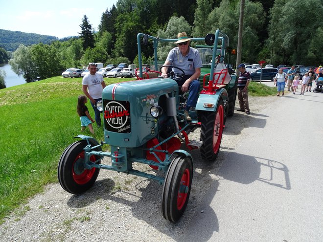 Odlično obnovljen oziroma restavriran nemški Eicher ED 13 je bil izdelan leta 1956, ima pa 13 konjskih moči.