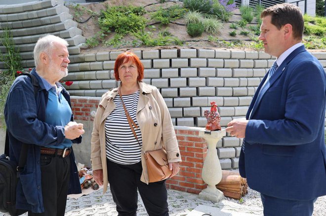 O keramiki so se pogovarjali (z leve): prof. dr. Janez Bogataj, direktorica Medobčinskega muzeja Kamnik mag. Zora Torkar in župan Matej Slapar.