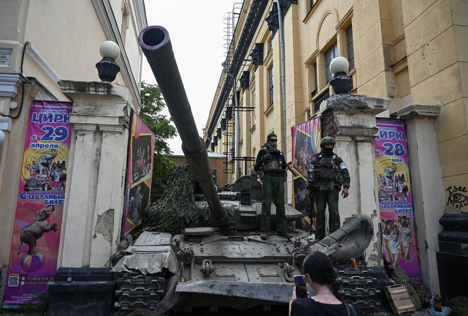 Fotografija: Enote Wagnerja po davišnjem vstopu na ozemlje Rusije in zavzetju vojaških objektov v Rostovu na Donu hitro napredujejo proti Moskvi. FOTO: Stringer Reuters