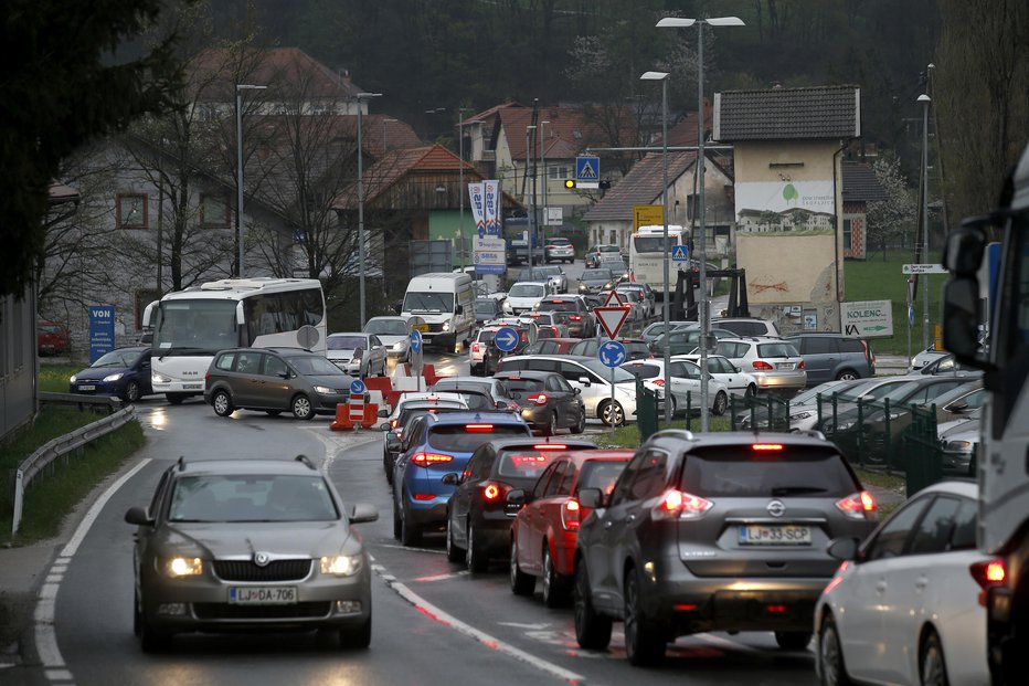 Fotografija: Gneča na slovenskih cestah je začela popoldne popuščati. FOTO: Blaž Samec, Delo