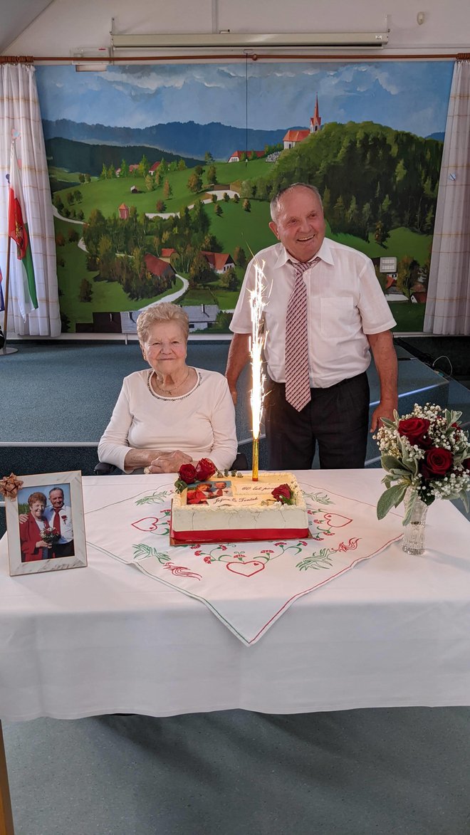 Torta za sladke trenutke, ko sta obujala spomine. FOTO: Tomaž Borštnar