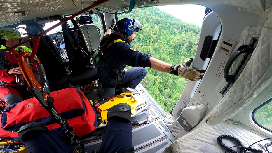 Fotografija: Policijski helikopter z dežurno ekipo za reševanje v gorah je preko konca tedna obravnaval množico gorskih nesreč. FOTO: Pu Kranj