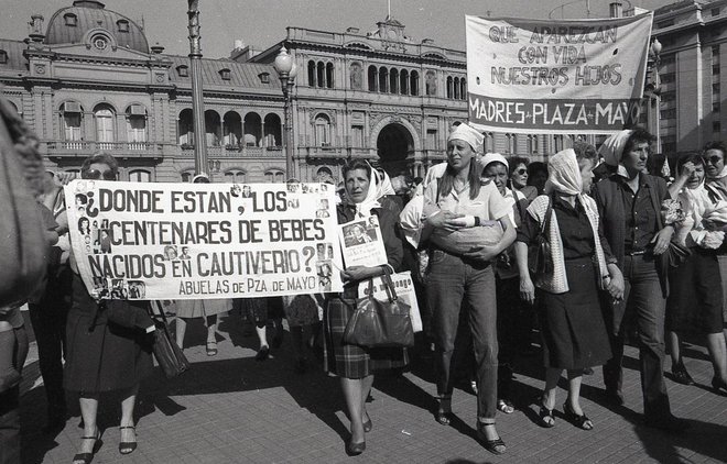 Protest Mater s trga Mayo FOTO: La Capital