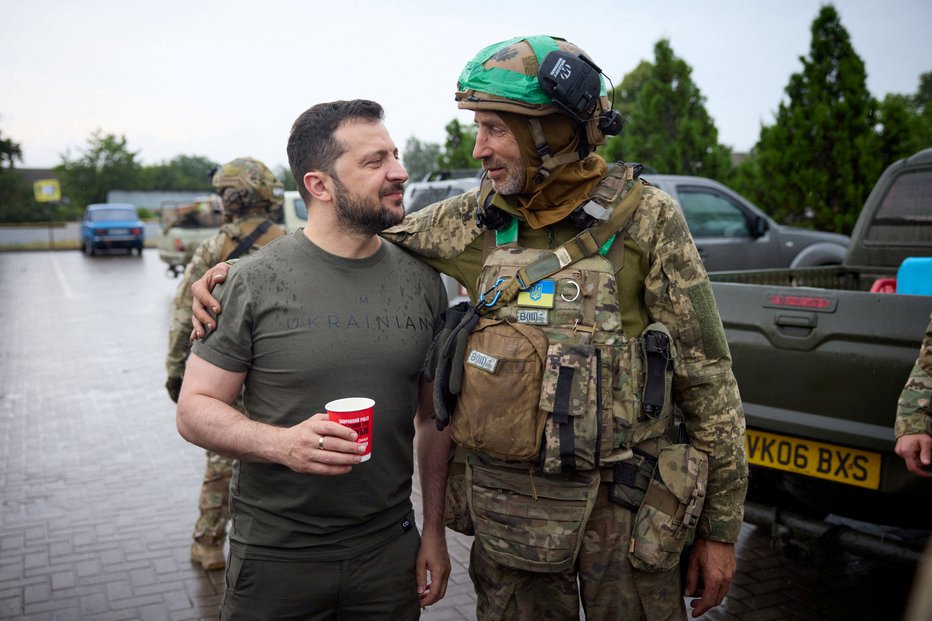 Fotografija: Volodimir Zelenski po nagovoru svojim vojakom v Donetsku. FOTO: Ukrainian Presidential Press Service, Reuters