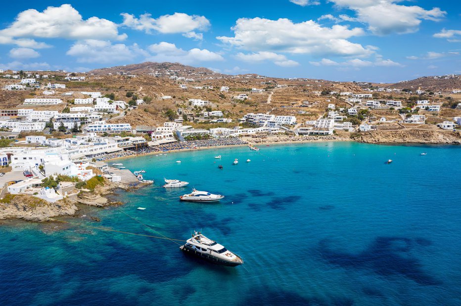 Fotografija: Plaža Platis Gialos na grškem otoku Mikonos slovi po oderuških cenah. FOTO: SHansche, Getty Images