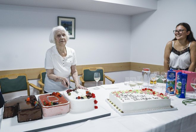 Pavla Gašperšič je zarezala v torto v družbi svoje pravnukinje. FOTOGRAFIJE: Jože Suhadolnik