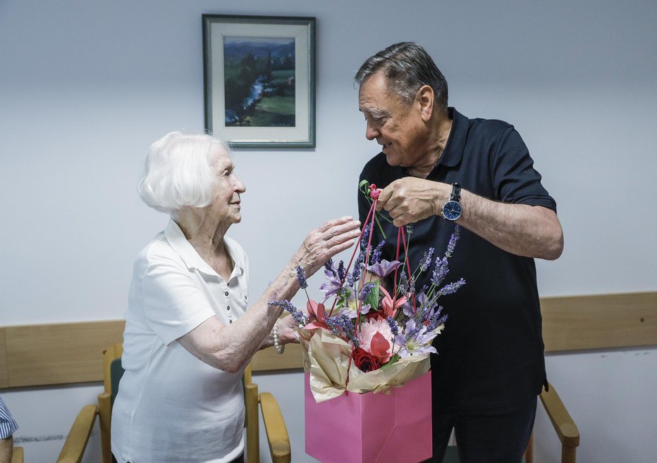 Fotografija: Jubilantki je prišel čestitat tudi ljubljanski župan Zoran Janković.