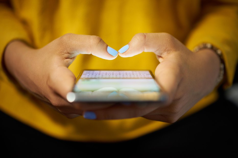 Fotografija: mobilni telefon sporočila FOTO: Diego_cervo Getty Images/istockphoto