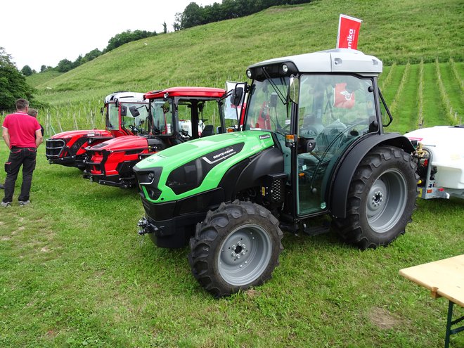 V ospredju je Deutz Fahrov ozkokolotečni traktor 5080 DF, na sredini je slovenski AGT 1060 in zadaj italijanski antonio carraro SRX 7800. Vse tri blagovne znamke se dobi pri Agromehaniki.