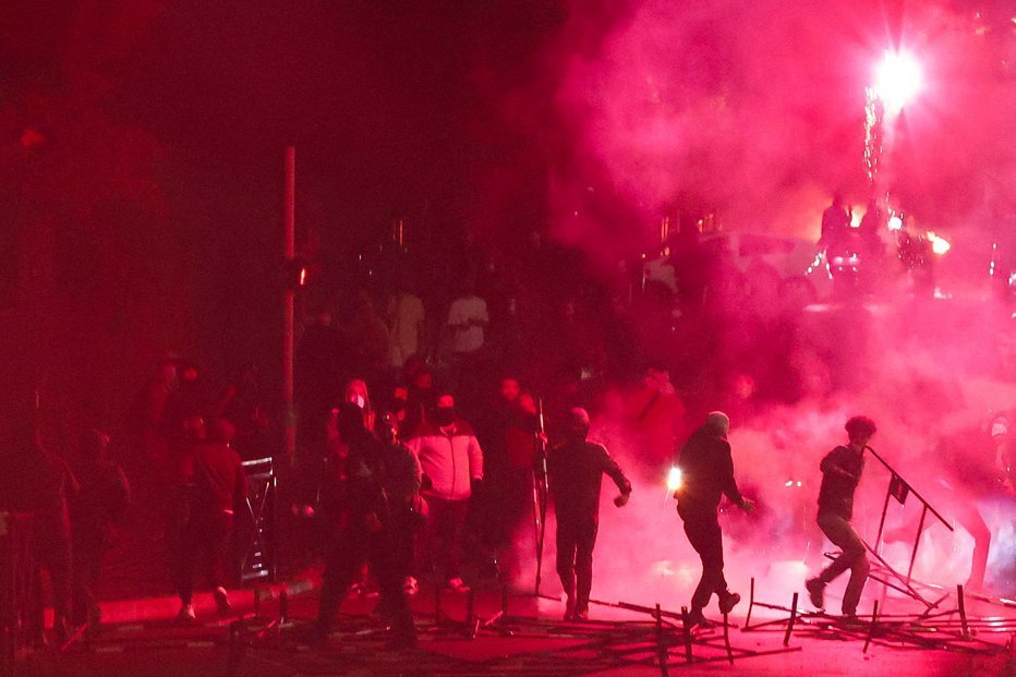 Fotografija: Francijo so zajeli protesti, potem ko je policist v torek med kontrolo prometa ustrelil in ubil 17-letnika. FOTO: Gonzalo Fuentes Reuters