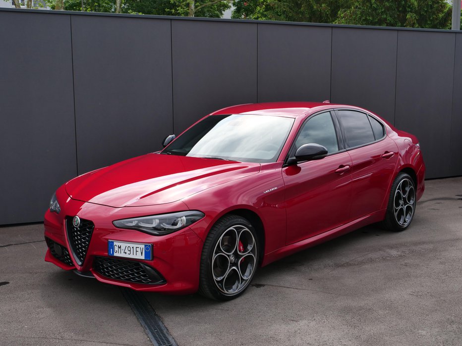 Fotografija: Alfa romeo giulia je doživela rahlo zunanjo prenovo. FOTO: Blaž Kondža