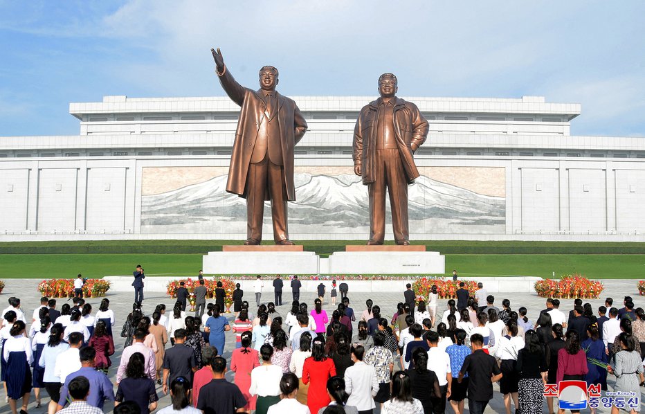 Fotografija: V Severni Koreji se je treba strogo držati navodil. FOTO: Kcna Via Reuters