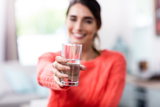 Hidracija je v vročih dneh zelo pomembna. FOTO: Wavebreakmedia Getty Images/istockphoto