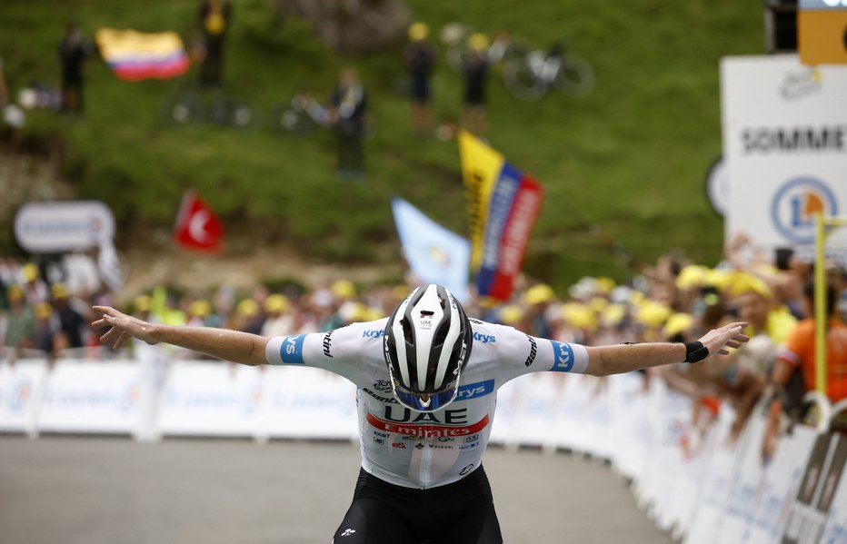 Fotografija: Pogačarjev priklon po veliki pirenejski predstavi. FOTO: Stephane Mahe/Reuters