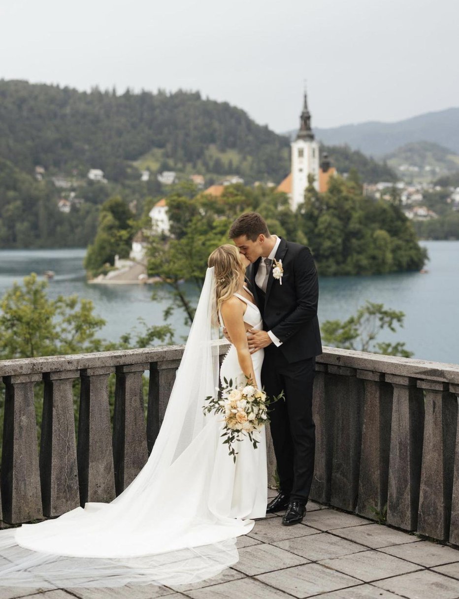 Fotografija: Peter in Sheridan sta blestela v poročnem vzdušju.