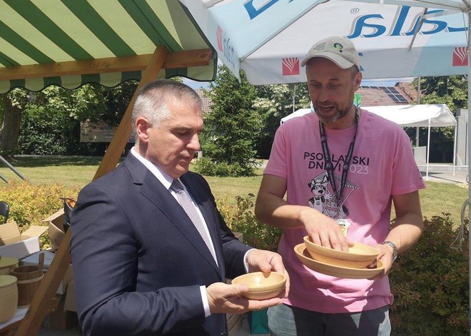 Gregor Pirc je set lesenih krožnikov pokazal tudi Mirku Lotriču, predsedniku državnega sveta in slavnostnemu govorniku. FOTO: Milan Glavonjić