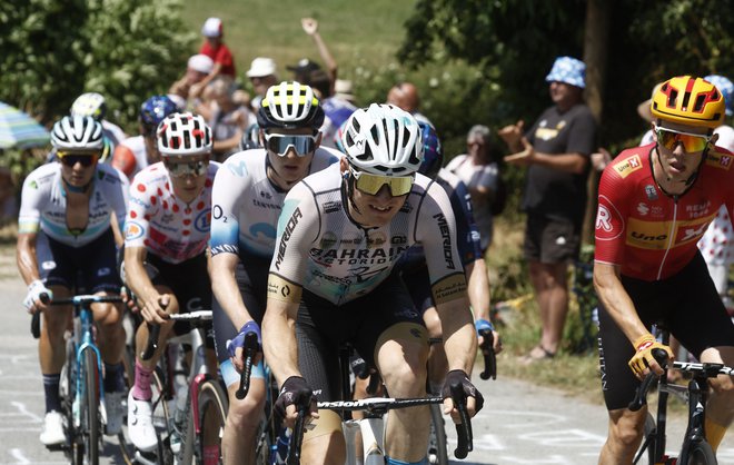 Matej Mohorič (v ospredju) je na terenu, ki mu še zdaleč ni bil pisan na kožo, osvojil 3. mesto. FOTO: Benoit Tessier/Reuters