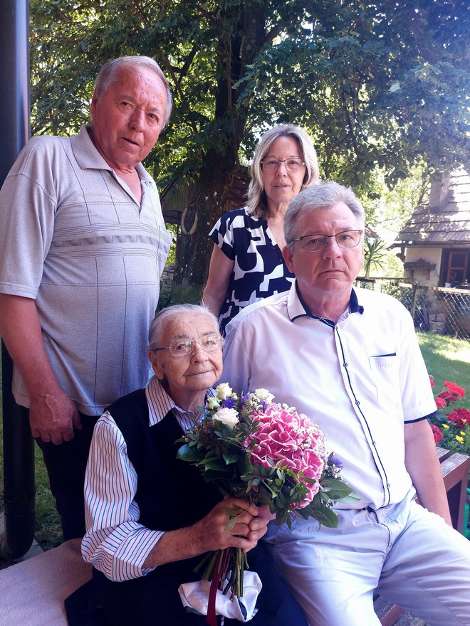 Najlepše želje sta najstarejši občanki izrekla tudi župan Peter Škrlec in župnik Janko Görgner.