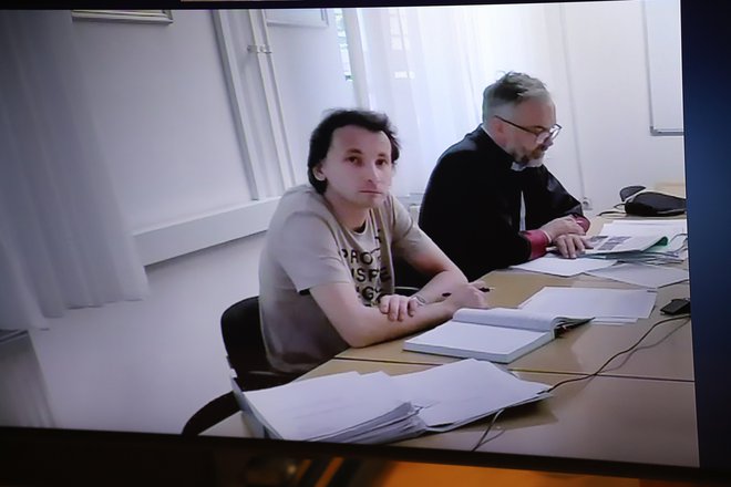 Grintal se je z odvetnikom Matjažem Medletom iz pripora javil prek videokonference.