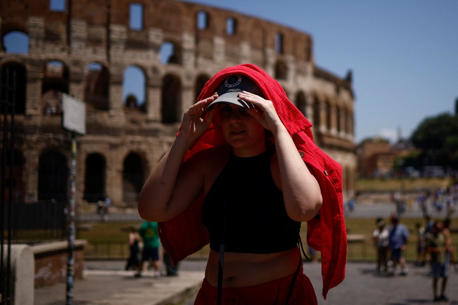 Fotografija: Ljudje si pomagajo na vse mogoče načine zaščititi pred vročino. FOTO: Guglielmo Mangiapane Reuters