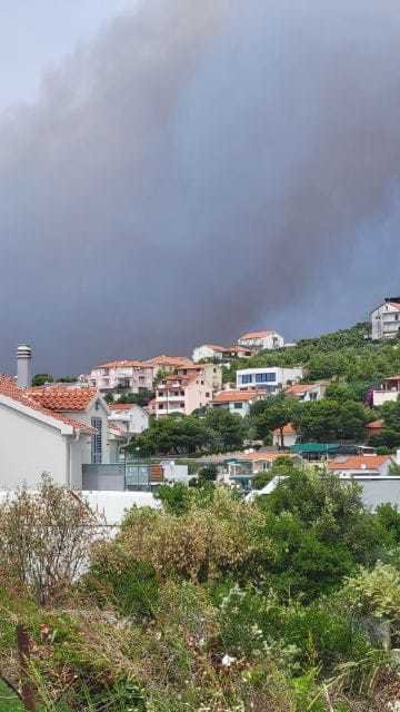 Gasilci so se podali v boj z ognjem. Pomoč imajo tudi iz zraka. FOTO: Bralka