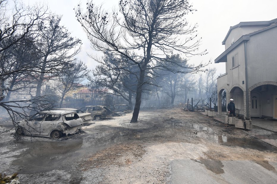 Fotografija: Požar v Šibeniku. FOTO: Hrvoje Jelavic/pixsell Pixsell