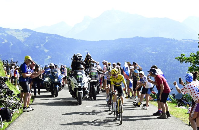 Gre sicer za motorista s poročevalcem radiotelevizije France Television in motorista, ki je prevažal fotografa L'Equipa. FOTO: Papon Bernard Pool Via Reuters