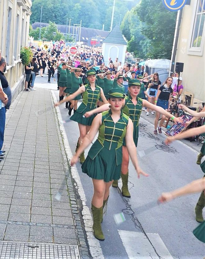 Mažoretke so obvezni del Piva in cvetja. FOTO: Mojca Marot