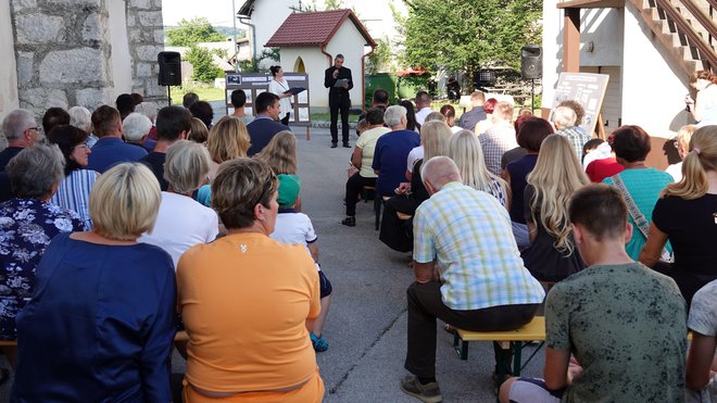 Duhovnikovo življenje in delo sta predstavila Mateja Jere Grmek in Matej Kocjančič. FOTO: SLAVKO MIRTIČ